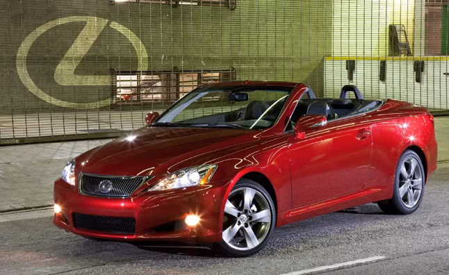 Lexus IS 350C không chỉ gặp vấn đề với thiết kế mui mà còn khiến khách hàng có cảm giác khá loạng choạng và không được chắc chắn khi vận hành mẫu xe này. Tuy nhiên, điều đáng phải cân nhắc đó là IS 350C không sở hữu ngoại hình hiện đại, bắt mắt cùng hiệu suất hoạt động hiệu quả như hãng này từng hứa hẹn.