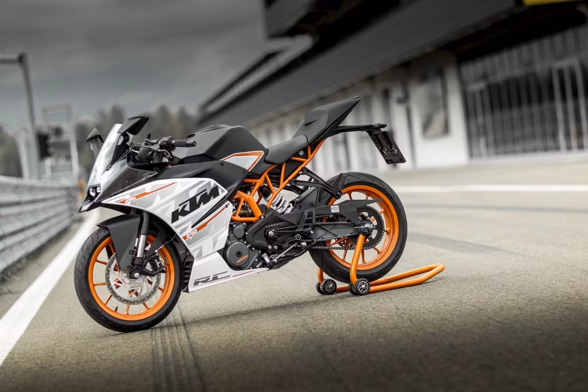 RC390 KTM sẽ khiến bạn mê mệt với cảm giác lái một chiếc xe đua thể thao đúng nghĩa. Nhanh nhạy, khỏe khoắn, giá cả phải chăng là những nét tiêu biểu khiến RC390 hút khách.