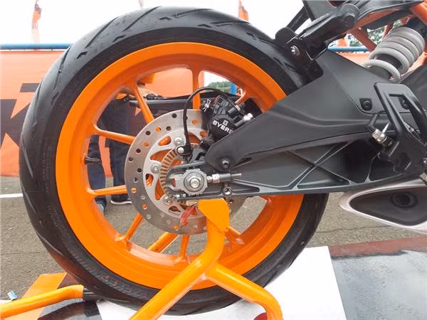 Thực tế, RC390 có vận tốc 165 km/h. Việc giảm tốc sẽ được thực hiện nhờ bộ phanh đĩa phía trước Bybre 300mm.