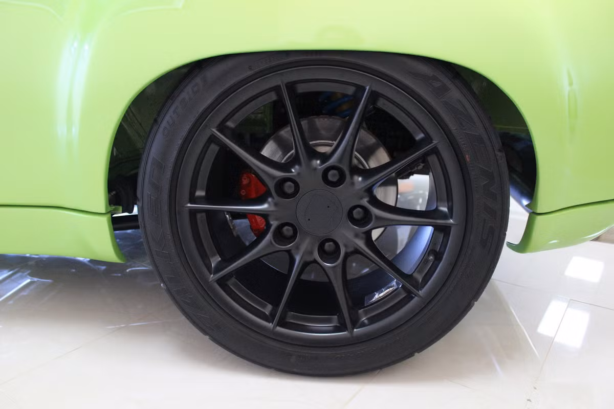 Hệ thống bánh xe hợp kim đường kích 17 inch đi kèm bộ lốp tiêu chuẩn của AZENIS.