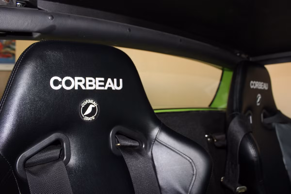 Ghế ngồi bọc da đen bóng cao cấp của hãng Corbeau.