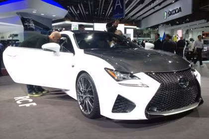 New Lexus RC F được đánh giá là một chiếc xe tốt về cả thiết kế lẫn động cơ. Tuy nhiên, các chi tiết chất liệu sợi carbon khá lạc lõng với tổng thể mảnh mai của chiếc xe.