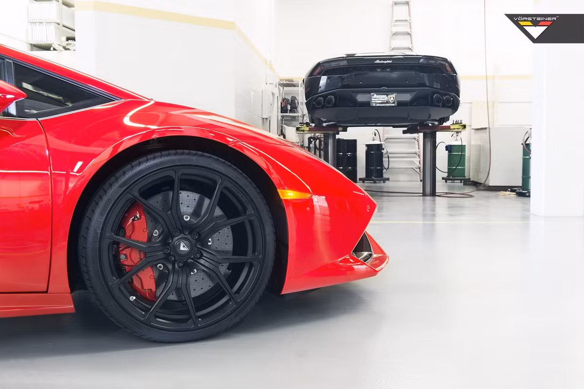 Xe vận hành trên hệ thống bánh VSE-003 của Forged chất liệu hợp kim, kích cỡ 20x8.5 cho bánh trước và 21x12 cho bánh sau đi kèm với bộ lốp Pirelli P Zero 245/30/20 và 325/25/21.