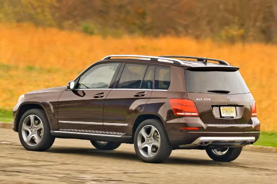 Mercedes-Benz GLK 2010-2013: Ưu điểm của chiếc xế hộp này là sở hữu động cơ 270 mã lực V6 cao cấp, hệ thống điều khiển tiện lợi, kích cỡ phù hợp, hệ thống điều hòa tự động, nội thất bọc da MB-Tex sang chảnh, đèn pha tự động, bánh hợp kim 19 inch và kết nối Bluetooth.