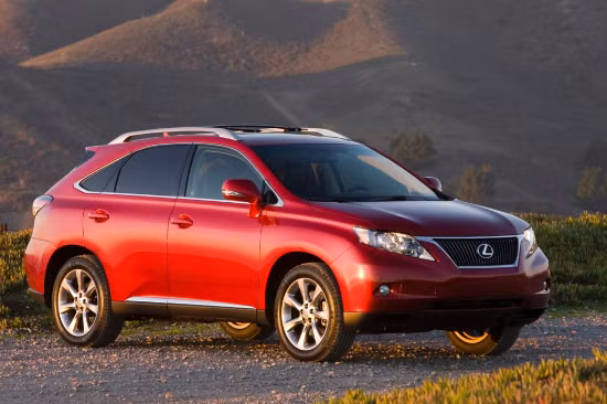 Lexus RX 350 2010-2012: Là một trong những mẫu crossover sang trọng “hot” nhất hiện nay với động cơ 270 mã lực V6. Hệ thống điều hướng hiện đại, hệ thống điều hòa tự động và bộ phận khởi/dừng cao cấp cũng là những yếu tố làm khách hàng của Lexus hài lòng về mẫu xe này.