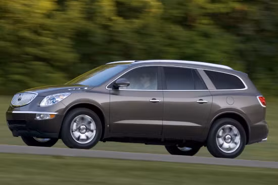 Buick Enclave 2008-2012: Tuy có mức giá chỉ dưới 25.000 USD nhưng mẫu xe này lại được trang bị hệ truyền lực cao cấp, động cơ V6 mạnh mẽ, hệ thống đèn pha trước bi-xenon, bánh xe hợp kim 19 inch, hệ thống điều hòa tự động tri-zone, kết nối Bluetooth.