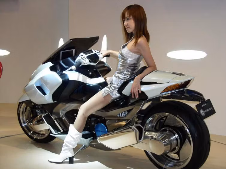 2. Suzuki G-Strider lộ diện lần đầu tại Tokyo Motor Show. Mẫu xe này có thiết kế khá lạ với sự pha trộn giữa scooter và xe máy thông thường.