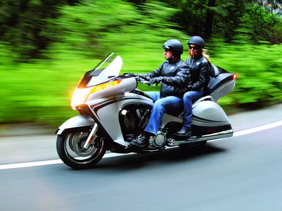 4. Victory Vision 800. Đây là một trong những mẫu xe mạnh mẽ nhất, phù hợp với các cuộc đua trong thành phố và cả trên đường đua chuyên nghiệp. Đây là mẫu xe lấy lòng người tiêu dùng bởi độ bền và độ tin cậy tuyệt đối.