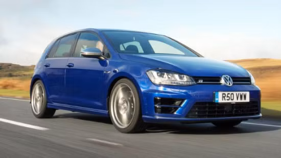 VW Golf R: Công suất vượt trội (296 bhp), hệ thống truyền lực đến 4 bánh và thiết kế hiện đại là những ưu điểm lớn của mẫu xe này. Xe có giá 29.900 Euro (tương đương 836 triệu đồng).