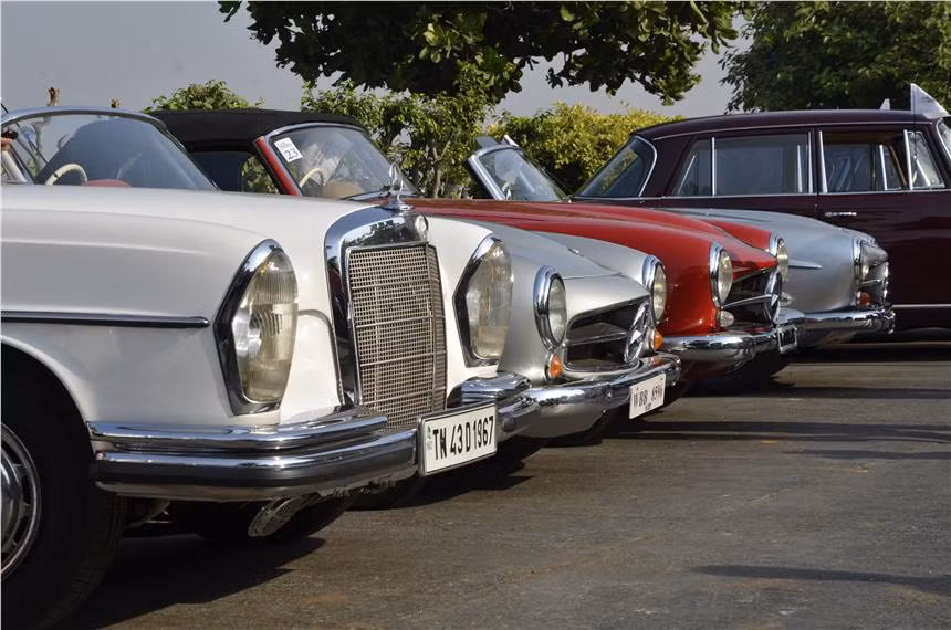 Mercedes-Benz Ấn Độ vừa tổ chức một cuộc diễu hành dành cho những mẫu xe cổ điển tại Mumbai với mục đích kỷ niệm 120 năm thành lập hãng xe và mừng chức vô địch giải Formula 2014.