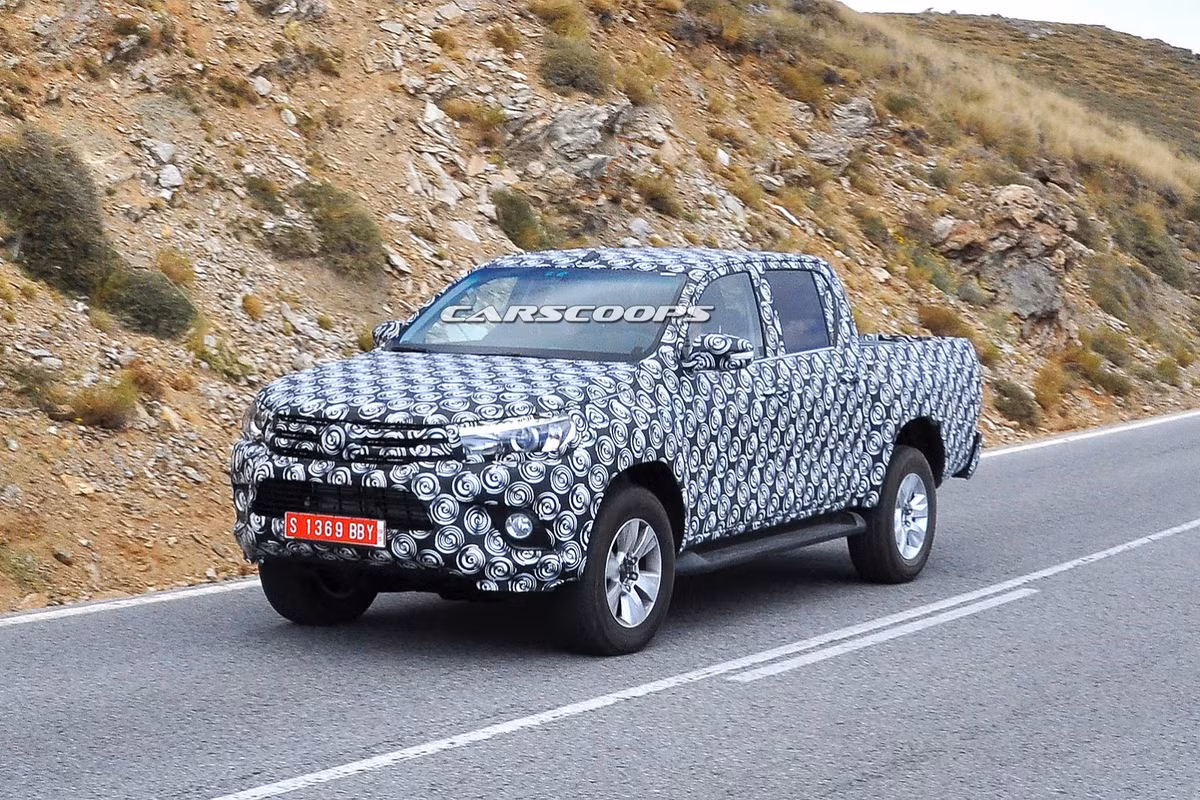 Với lớp áo ngụy trang khá kĩ, màu sắc và các đường nét của Hilux 2015 vẫn là một bí ẩn.