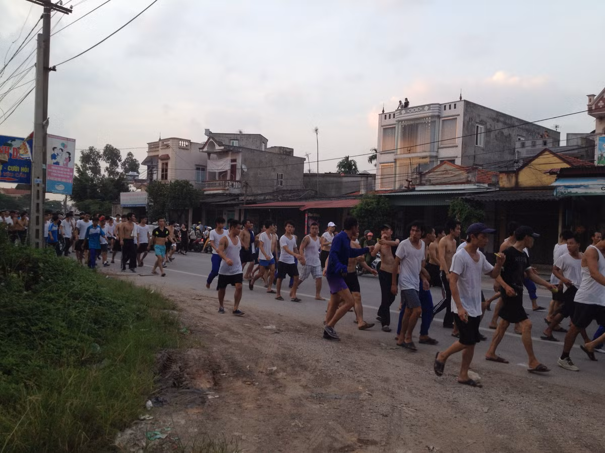 Hàng trăm học viên trốn trung tâm cai nghiện xếp hàng dài diễu phố.