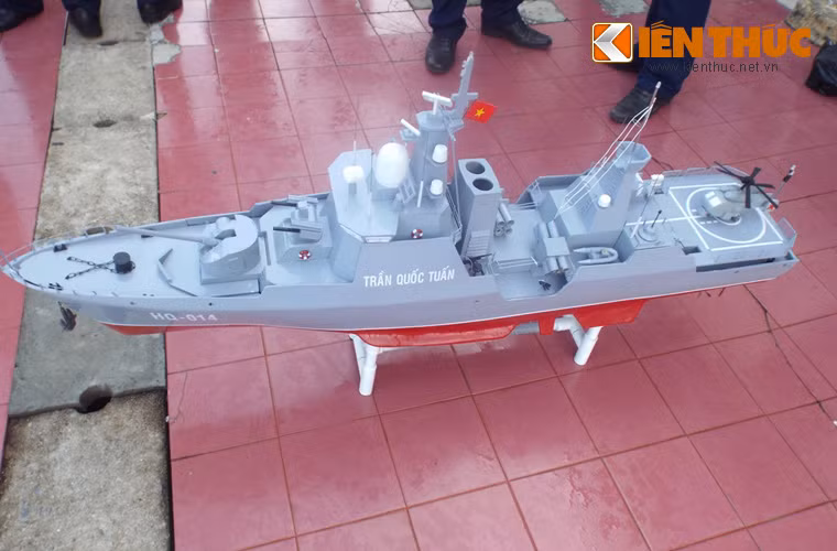 Mô hình tàu hộ vệ Gepard 3.9 mang tên HQ-014 Trần Quốc Tuấn.