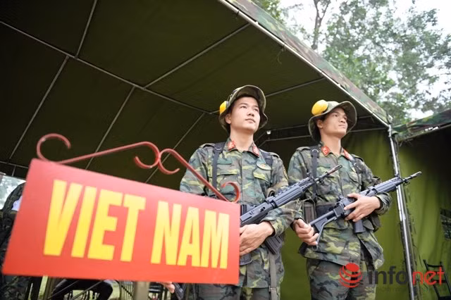 Các xạ thủ Việt Nam với khẩu FNC của Bỉ.