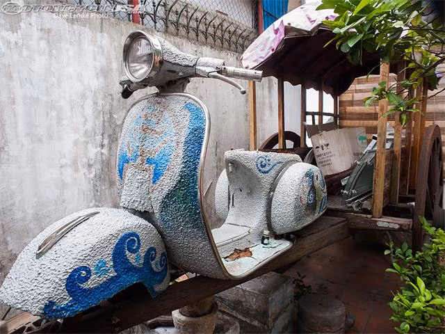 Hình ảnh một mẫu mô tô đã được Vinh "độ" nghệ thuật, được trng bày tại quán cà phê Xe cổ.