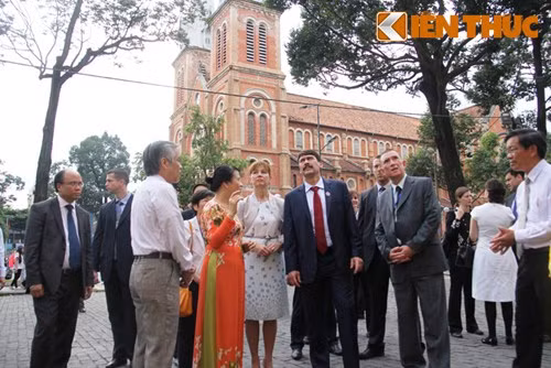 Tổng thống và Phu nhân cùng đoàn cấp cao Cộng hòa Hungary vô cùng thích thú ngắm nhìn những công trình, kiến trúc của thành phố như Nhà thờ Đức Bà, Bưu điện thành phố...