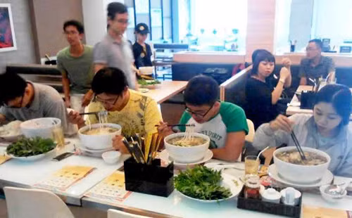 Các "thí sinh" tham gia cuộc thi ăn hết tô phở được thưởng 1 triệu đồng.