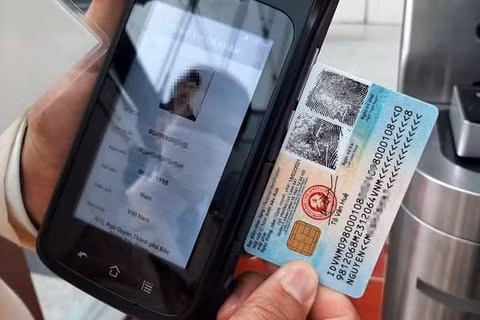 Tai xe co phai mang bang lai xe khi du lieu da co trong CCCD?