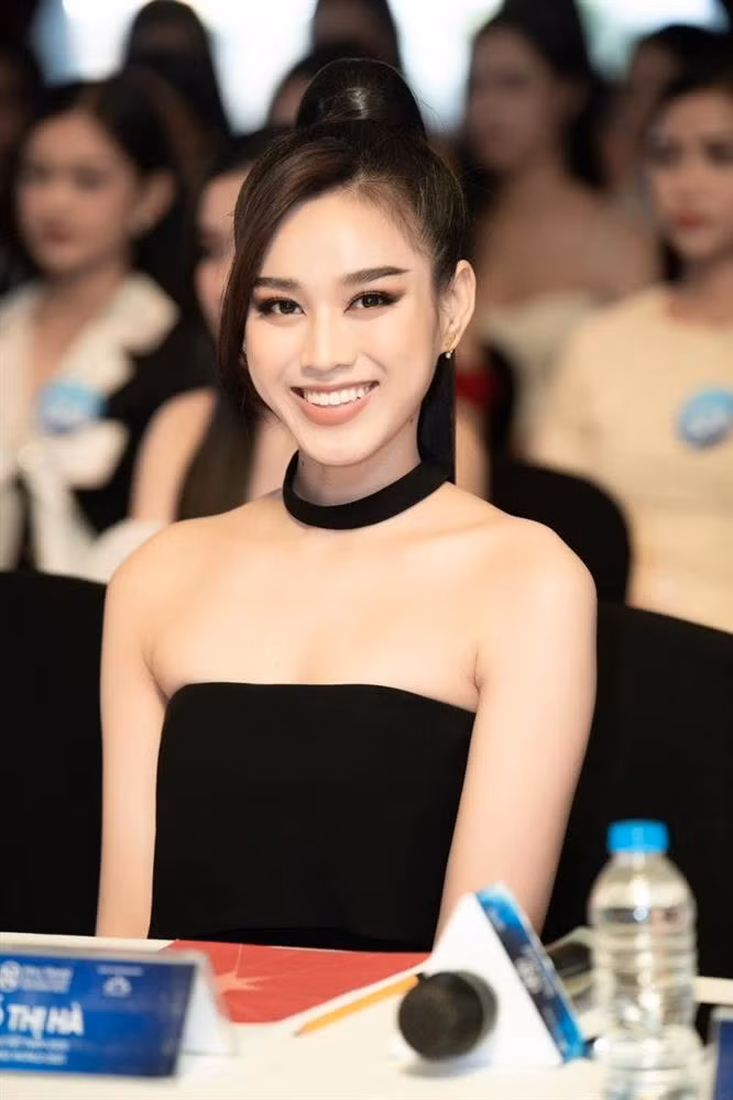 Thiết kế giúp cô khai thác được bờ vai thon nõn nà cùng xương quai xanh quyến rũ.