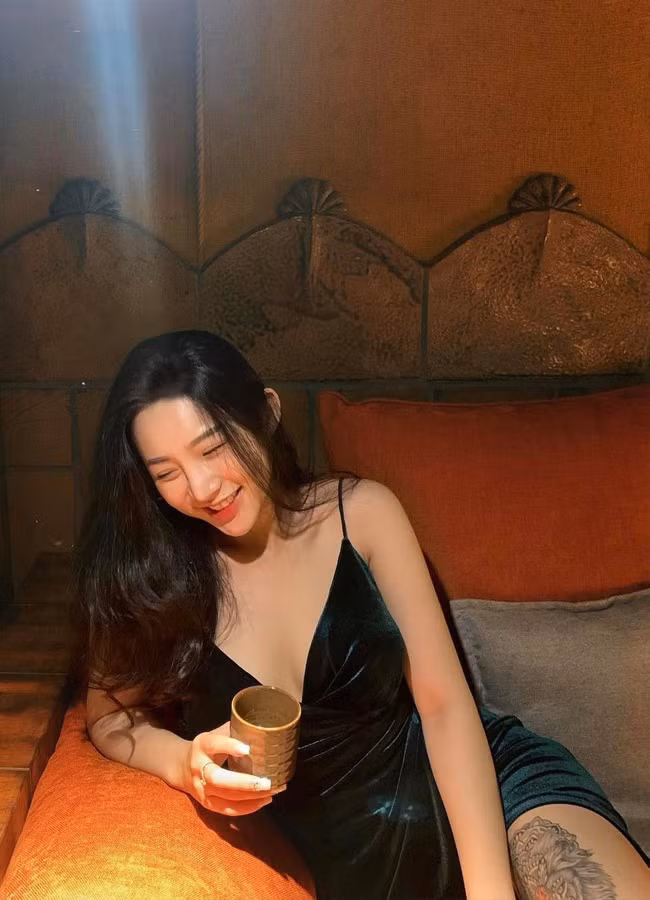 Trong đó, nổi bật nhất phải kể đến mốt mặc "không phòng hộ" với những chiếc váy 2 dây trễ cổ, khoét sâu, tôn thềm ngực đầy đặn.