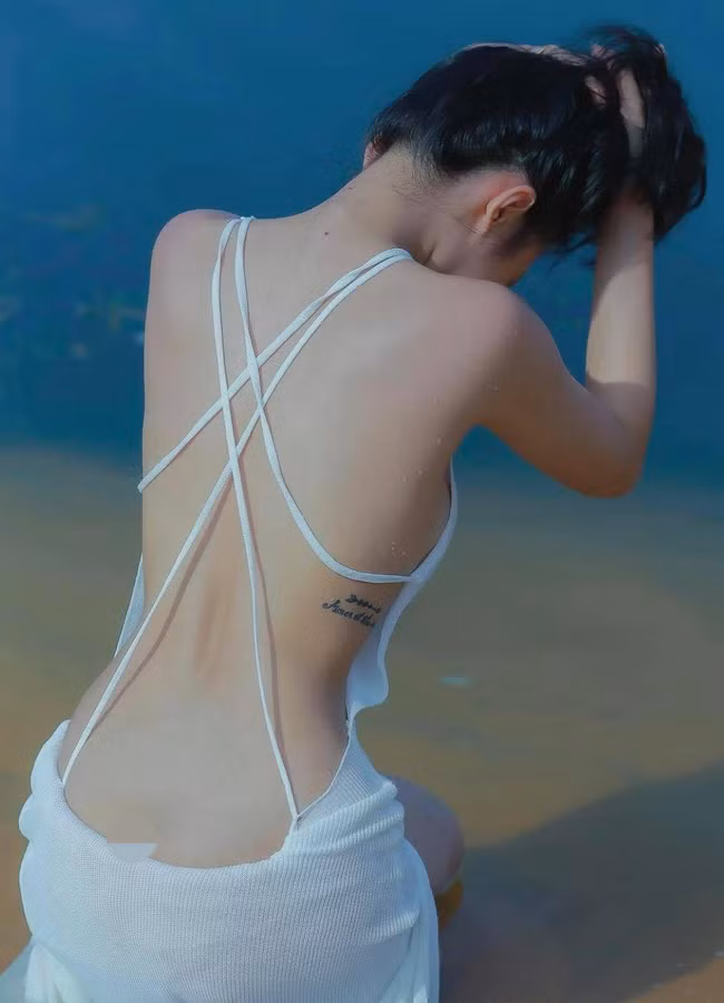"Vũ khí sexy" bí mật giúp các nàng có một vẻ ngoài không thể hoàn hảo hơn chính là bra không dây, áo dây trong, hoặc dây chéo, miếng dán ngực màu nude.