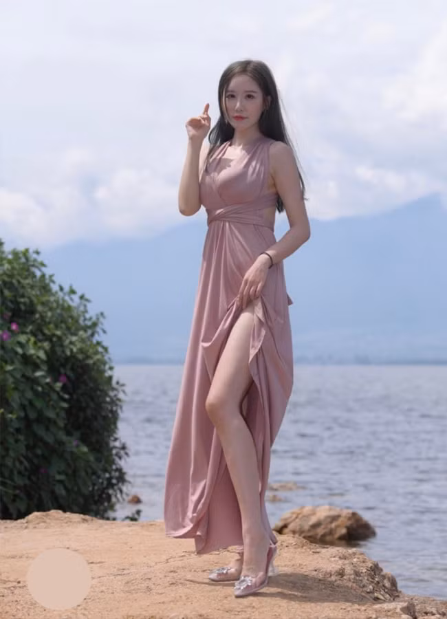 Ngoài điểm nhấn là khoảng hở sau lưng, để lộ võng lưng ong quyến rũ thì một chi tiết nổi bật không kém chính là đường xẻ tà.