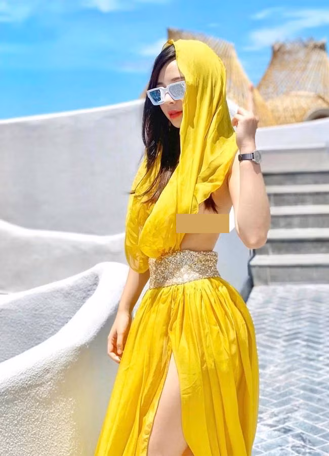 Ở ngoài đời, cô nàng có gu mặc gợi cảm, với những thiết kế có độ hở bạo mà ít người dám mặc.