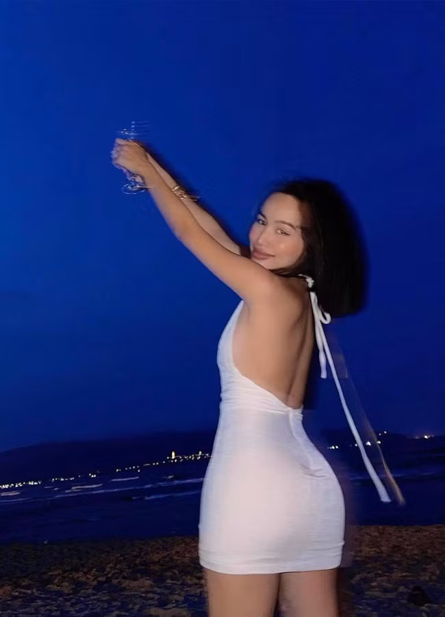 Bên cạnh váy maxi, thì váy bodycon cũng được yêu thích không kém.