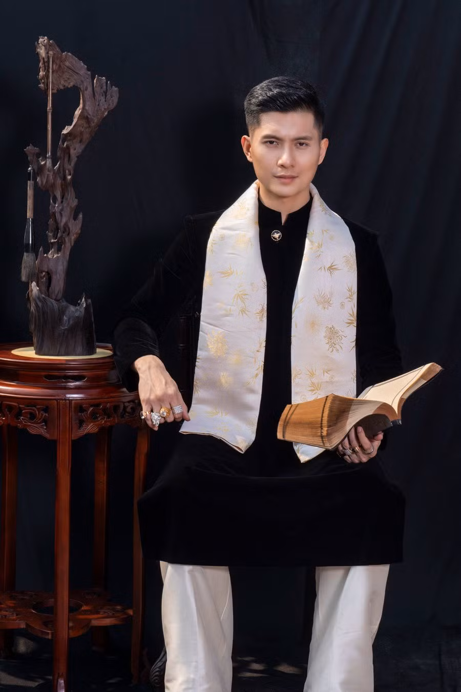 Ban trai Le Quyen, Lam Bao Chau la tay choi kim cuong dich thuc-Hinh-2