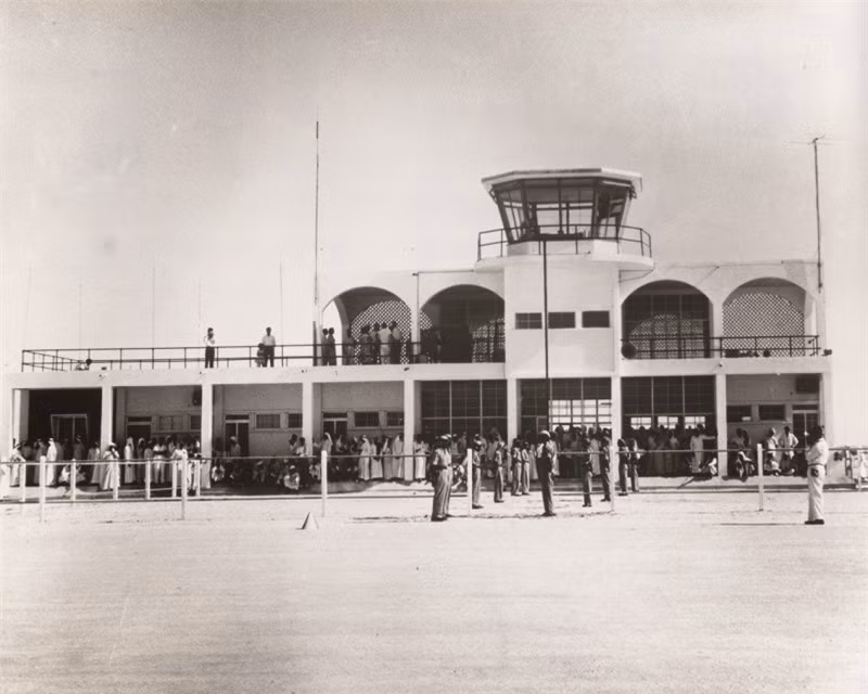 Sân bay Dubai ngày ấy...