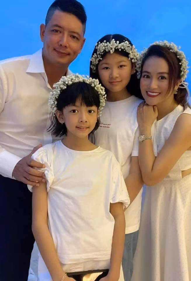 Bình Minh kết hôn với doanh nhân Anh Thơ năm 2008, kém bà xã 4 tuổi. Giai đoạn đầu hôn nhân, cặp đôi phải đối mặt với không ít sự soi mói từ ngoại hình tới tuổi tác. Siêu mẫu còn bị gắn mác "ham vật chất" khi lấy vợ có tiềm lực kinh tế.