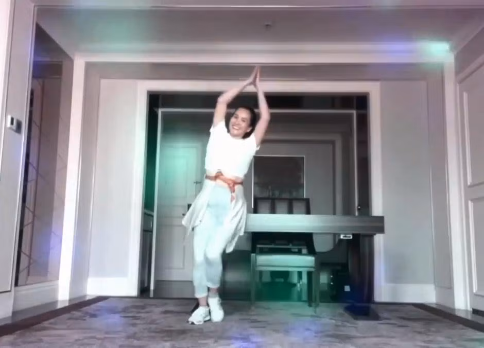 Trong đoạn clip chia sẻ mới đây, đại gia 7X khiến nhiều người thích thú với màn "zẩy đầm" cực vui nhộn, nhí nhảnh, khác với hình ảnh thường thấy.