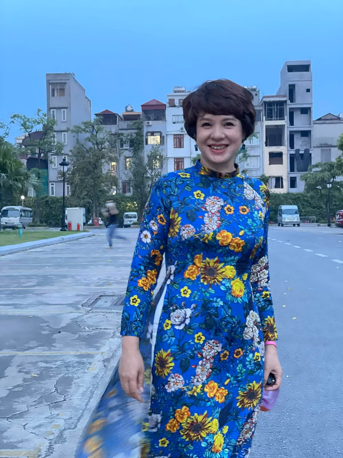 Sao Việt hôm nay 4/7: Trong chiếc áo dài xanh in họa tiết hoa, MC Diễm Quỳnh trẻ trung, rạng rỡ ở tuổi U50. BTV Quang Minh bình luận: "Ôi, xanh mướt luôn ạ!".