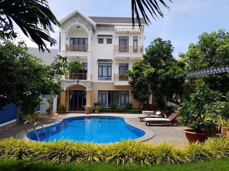 Mẫu biệt thự này nằm trên một khu đất rộng rãi. Bể bơi nằm phía trước mặt tiền ngôi nhà nhưng không làm ảnh hưởng đến lối đi. Đây vừa là bể bơi, vừa là hồ điều hòa, kết hợp với cây xanh xung quanh mang đến.