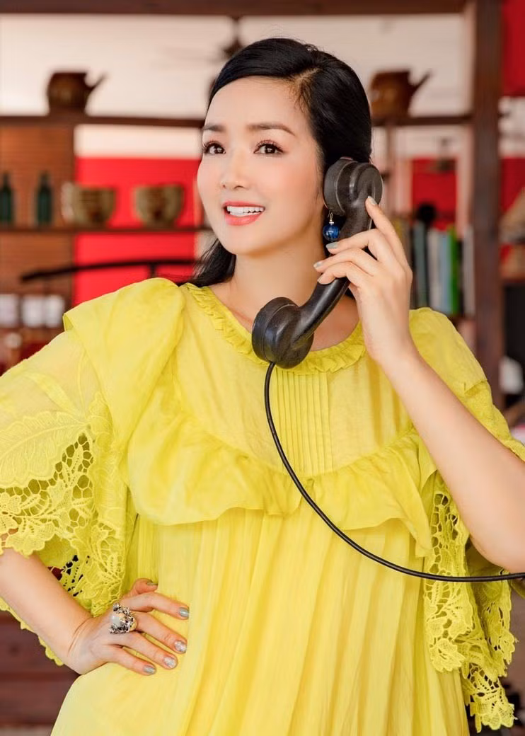 Hiện Giáng My đã bước sang tuổi 50 nhưng vẫn khiến công chúng ngỡ ngàng vì thần thái trẻ trung, phong cách thời trang đa dạng. Cô được mọi người ưu ái gọi là 'hoa hậu không tuổi'.