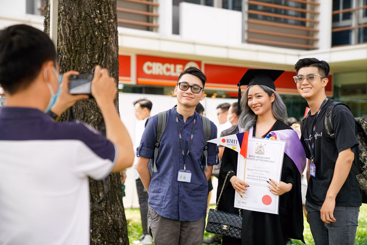 Nhiều tân cử nhân được người thân, bạn bè tới chúc mừng trong ngày lễ quan trọng nhất của thời sinh viên.