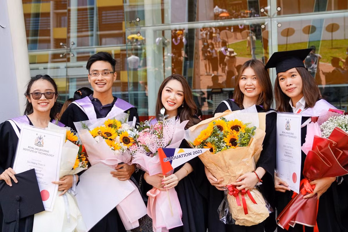 Hot girl, beauty blogger Chloe Nguyễn (tên thật: Nguyễn Cao Quỳnh Anh, sinh năm 1997) được bạn trai hộ tống tới lễ tốt nghiệp của Đại học RMIT vào cuối tháng 3. Cô rạng rỡ khi chụp hình kỷ niệm cùng bạn bè. Chuyên ngành học của Chloe là Kinh tế và Tài chính. Tháng 6/2020, Chloe được tờ SMCP chọn vào danh sách các influencer Việt Nam sở hữu tính thẩm mỹ cao và đáng để theo dõi. Cô cũng từng lọt đề cử top 4 giải thưởng Influence Asia trong lĩnh vực làm đẹp năm 2017.