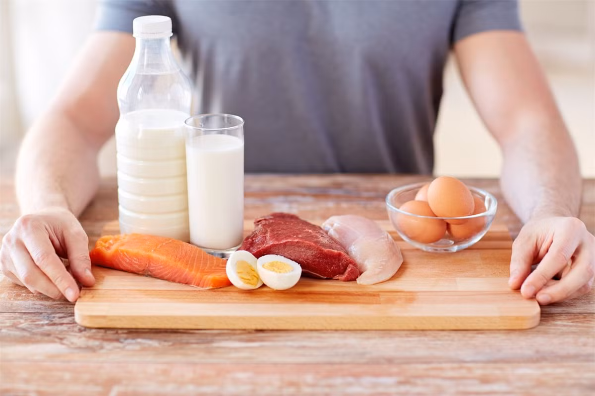 Thiếu protein: Một người khỏe mạnh cần 20-25g protein trong mỗi bữa. Protein giúp cân bằng đường huyết, giảm hàm lượng insulin và thúc đẩy tốc độ chuyển hóa của cơ thể. Protein cũng giúp kiểm soát hormon gây ra cảm giác thèm ăn.