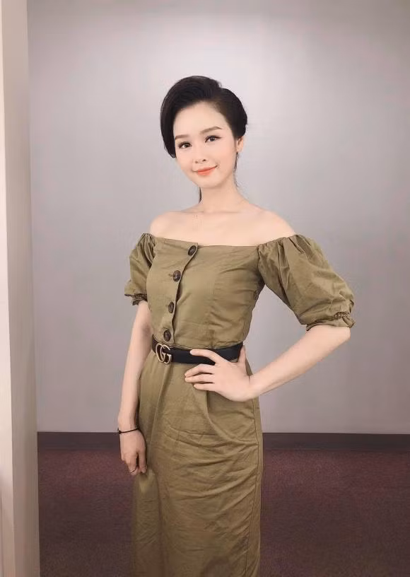 Ngoài những lúc phải trang điểm đậm và diện trang phục có phần nghiêm chỉnh khi lên sóng, Bùi Minh Hằng có gu thời trang hiện đại, trẻ trung