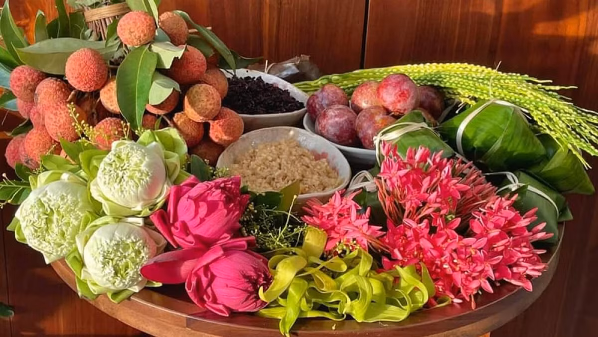 Hoa dân dã được bày cùng những loại trái cây dân dã như chuối, thị, mận, vải thiều,.. và bánh truyền thống như bánh cốm, bánh khảo,... tạo nên mâm cúng rằm mang đậm vị quê hương.