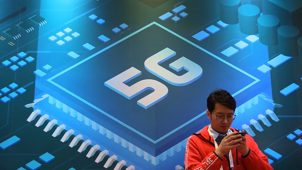 Năm 2020, công nghệ 5G chỉ xuất hiện trên một số mẫu smartphone cao cấp như Galaxy Note20 Ultra 5G, Oppo Find X2 hay Vivo X50 Pro. Hiện tại, các hãng dần đưa công nghệ này xuống những smartphone giá rẻ, tầm trung, giúp người dùng dễ tiếp cận hơn. Ảnh: News in Details.