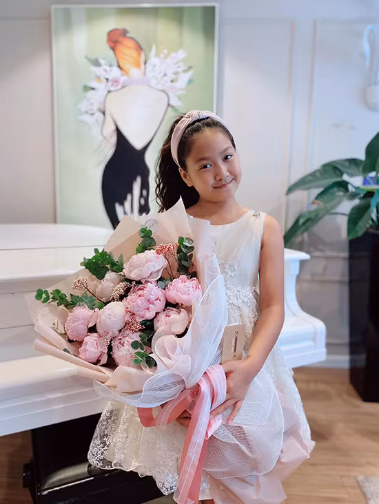 Nhờ thừa hưởng vẻ đẹp và tài năng nghệ thuật từ bố, Chíp được kỳ vọng cũng sẽ tham gia nghệ thuật trong tương lai. Ảnh: FBNV.