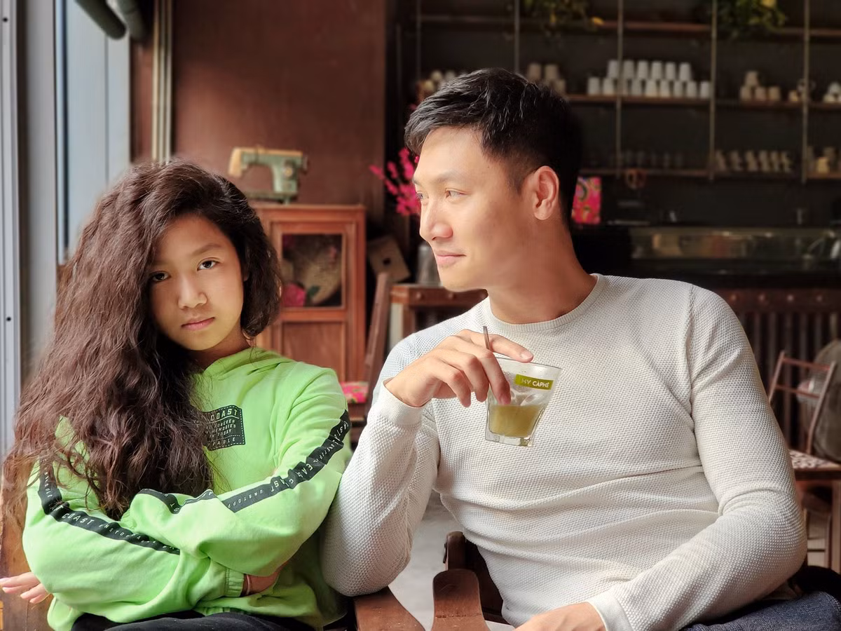 Chíp từng gây ấn tượng với mái tóc xù cá tính. Cô bé thường xuyên chụp ảnh cùng bố và biết cách tạo dáng rất "nghệ".