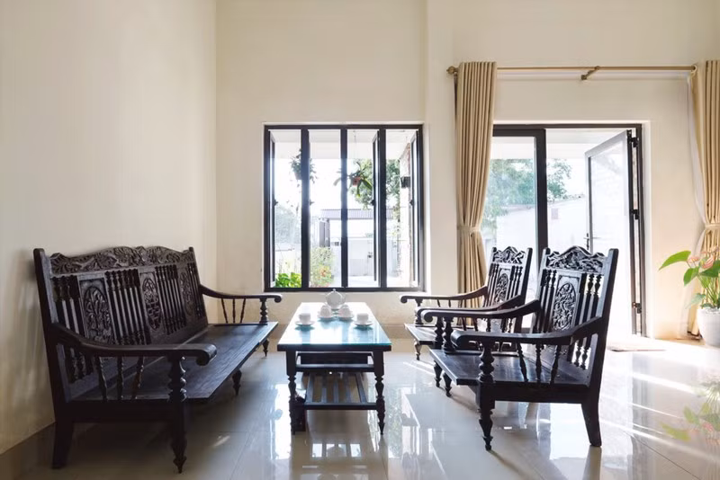 Với chi phí xây dựng hạn chế, chủ nhà tận dụng lại phần nội thất cũ đặt ở phòng khách. Chủ nhân ngôi nhà chia sẻ, “Một cảm xúc khó có thể dùng ngôn ngữ để diễn tả khi sự chứng kiến mỗi ngày các mảng tường được đập đi, xây mới để hình thành nên không gian sống. Đây là không gian sống lý tưởng mà tôi và các thành viên trong gia đình vốn mơ ước từ lâu".