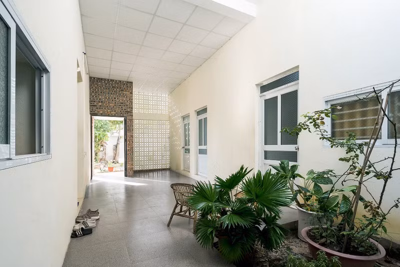 Hành lang dài kết nối các không gian chung và riêng trong nhà lại với nhau.