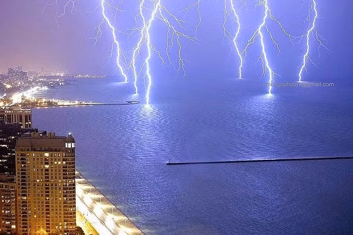Những tòa nhà chọc trời "nhỏ bé " khi đặt cạnh cơn giận dữ của thiên nhiên