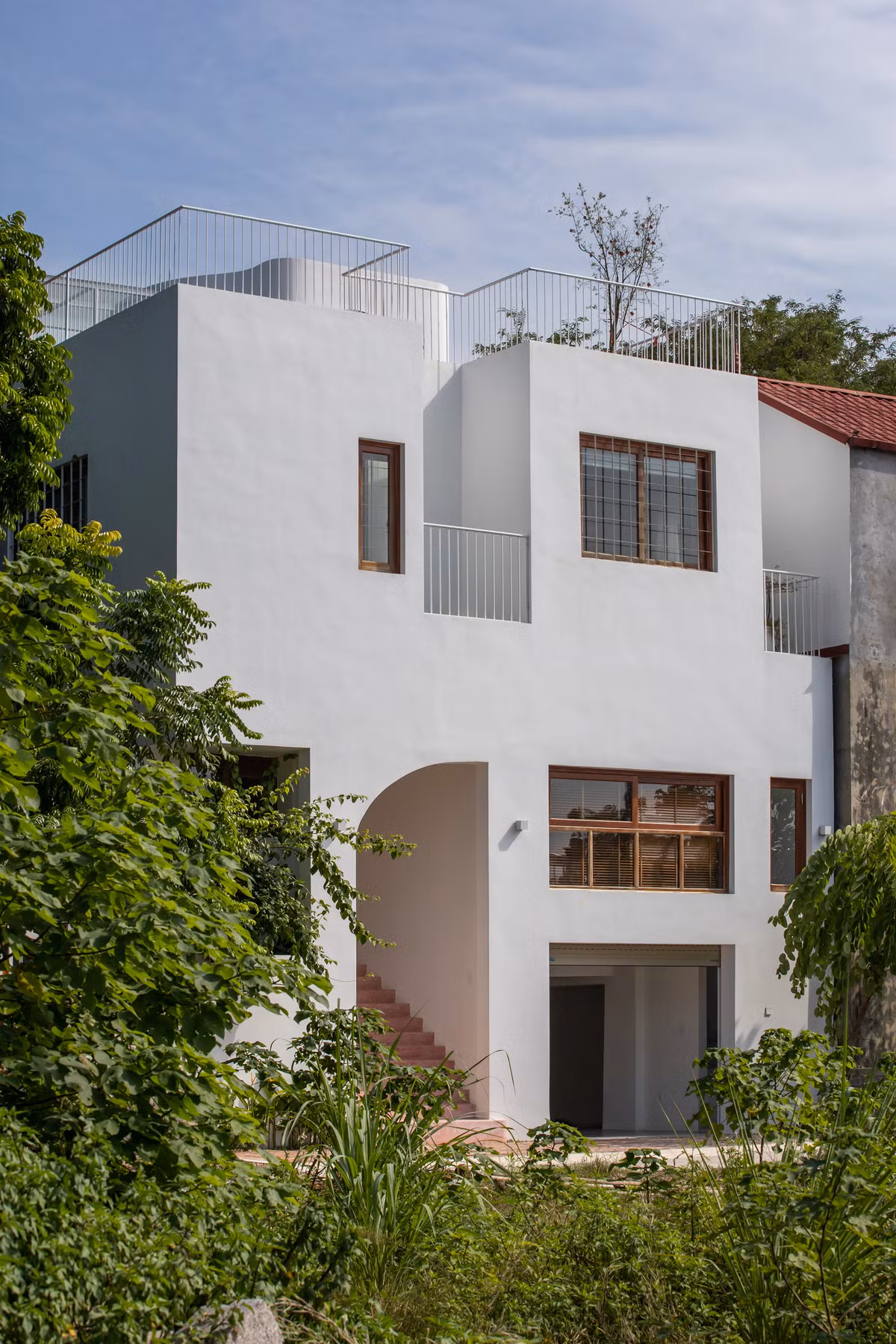 br/> Ngôi nhà mang cái tên “Hana House” rộng 147m2, được xây dựng vào năm 2020 nằm ở ven sông, tách biệt với sự ồn ào và xô bồ của đô thị. Chủ nhân của ngôi nhà này là chị Hương - một nhà thiết kế thời trang. Khi thiết kế ngôi nhà, chị Hương chia sẻ rằng: “Đối với chị, ngôi nhà là một tác phẩm nghệ thuật nơi mọi người trong gia đình được trải nghiệm qua từng bước chân đi lại. Đó cũng là mục tiêu được đặt ra khi bắt đầu triển khai thiết kế ngôi nhà”.