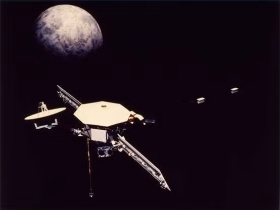 Ngày 29/3/1974, Tàu Mariner 10 lần đầu bay qua sao Thủy và chụp được hình ảnh sao Thủy hình bán nguyệt.
