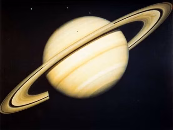 Sao Thổ: Năm 1610, Galileo Galilei từng nhầm sao Thổ là một hành tinh có kích thước lớn gấp 3 lần thực tế của nó do các vành đai bao quanh. Tuy nhiên năm 1655, nhà toán học người Hà Lan Christiaan Huygens phát hiện ra các vành đai bao quanh sao Thổ cùng Mặt Trăng lớn nhất của nó, Titan.