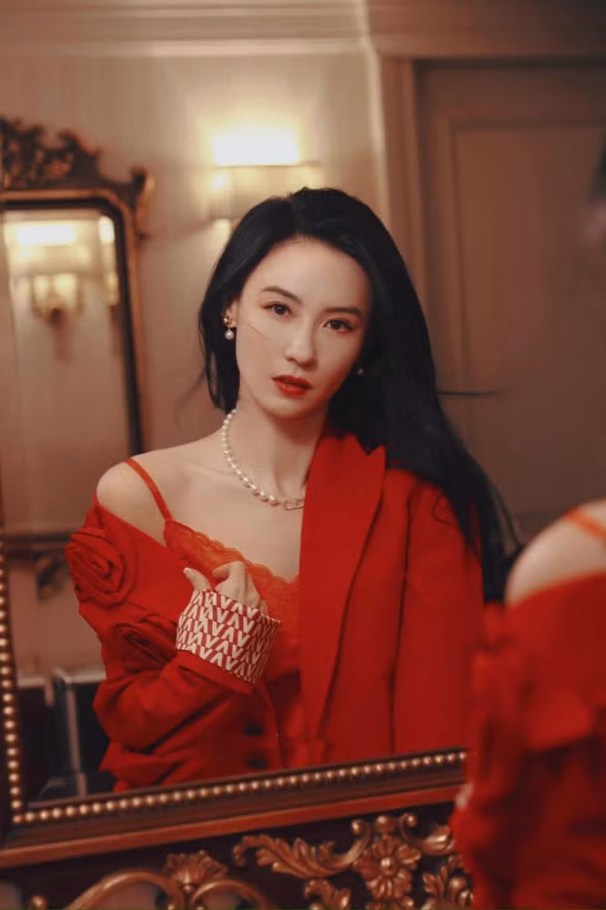 Trương Bá Chi thẳng thắn cho biết, cô đã từng công khai chuyện tình cảm trong quá khứ, nhưng không hề nhận được những lời chúc phúc, thay vào đó là chỉ trích, chửi bới. Có thể thấy cuộc hôn nhân với Tạ Đình Phong đã để lại trong lòng Trương Bá Chi nhiều sự ám ảnh.